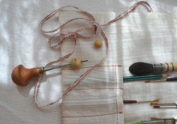 Trousse à maquillage ou pinceaux avec fermeture en lien